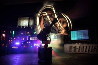 Yaratıcı sanat dekorasyonu. Askeri bir kavram. Hava savunma donanım işyeri vintage tarzı. Kontrol ekipmanlarına karşı uydu antenleri ya da radyo antenleri. Alçakgönüllülük. Seçici odak.