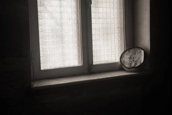 Old Vintage Blank Clock Dial Hand Old Wooden Windowsill Studio — Stock Photo, Image