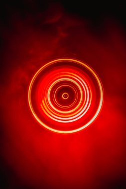 Müzik Dj konsepti. Yangın ve duman vinil kayıt üzerinde iz. Vinil disk yazma. Pikap vinil plak çalar koyu arka plan üzerinde. Seçici odak