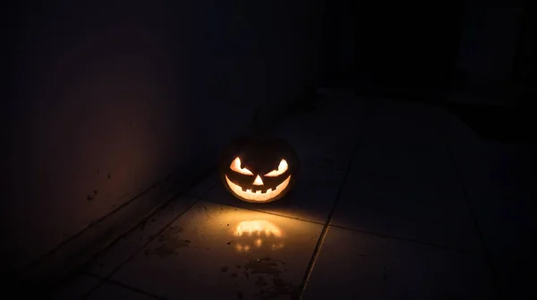 Halloween Skräckkoncept Med Glödande Pumpa Halloween Onda Pumkins Smilin Ansikten — Stockfoto