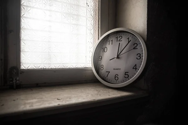 时间概念 陈腐的墙钟在肮脏的窗台上 工作室拍摄 — 图库照片