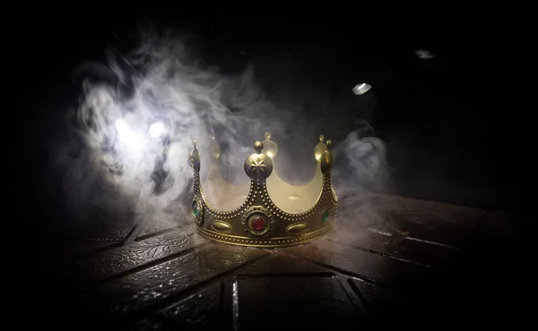 Imagine Cheie Scăzută Regilor Frumoși Coroană Peste Masa Lemn Filtrate — Fotografie, imagine de stoc