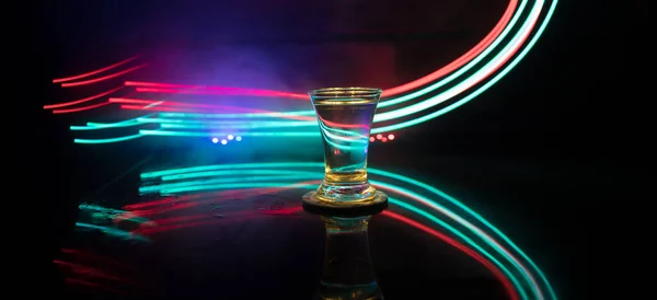 Studené Vodka Sklo Tmavém Pozadí Neonovém Světle Nebo Sklenice Ruské — Stock fotografie