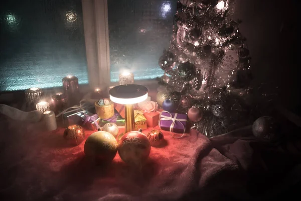 圣诞树站在红地毯上 有着传统的假日特色 舒适的窗户 背景上有五彩缤纷的灯光 有选择的重点 — 图库照片