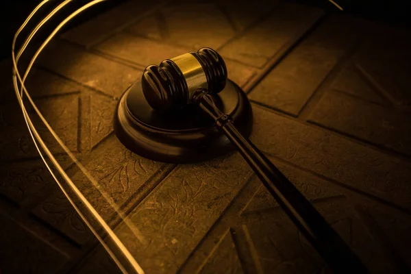 Юридическая Тема Молоток Судьи Деревянном Столе Закон Молоток Темном Туманном — стоковое фото