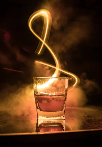 Concept Boisson Whisky Verre Whisky Glace Avec Lumière Couleur Brouillard — Photo