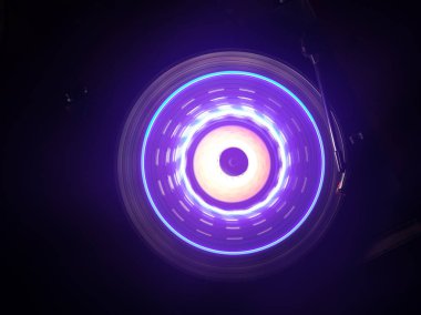 Müzik Dj konsepti. Yangın ve duman vinil kayıt üzerinde iz. Vinil disk yazma. Pikap vinil plak çalar koyu arka plan üzerinde. Seçici odak