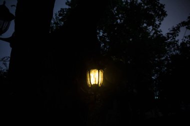 Güzel renkli bahçe lambası gece ışıklı. Retro tarzı fener gece açık. Seçici odak