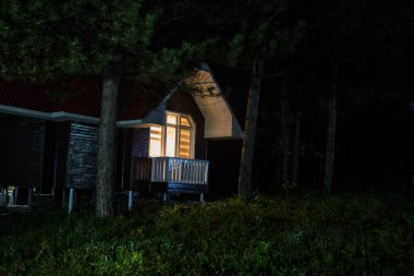 Geceleri ormanda, bulutlu ve yıldızlı bir dağ manzarası, ay ya da antika bir kır evi. Soğuk Sonbahar gecesi