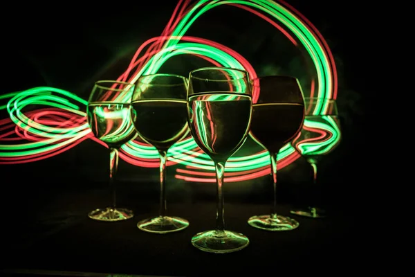 Ποτήρι Κρασιού Σκούρο Φόντο Μπαρ Χαμηλό Φως Πολύχρωμα Ποτήρια Κρασιού — Φωτογραφία Αρχείου