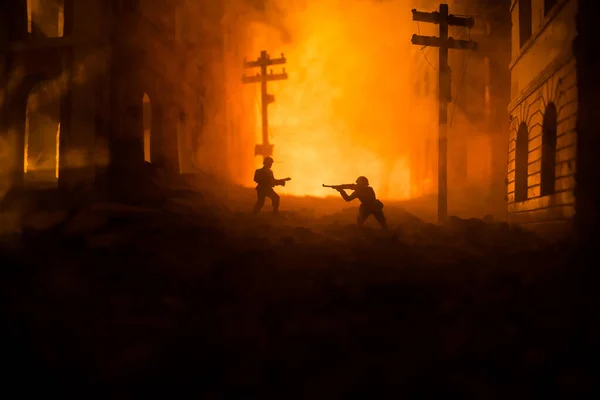 Армійський Снайпер Гвинтівкою Великого Калібру Стоїть Вогні Димі Концепція Війни — стокове фото