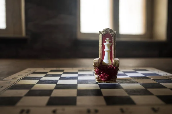 Красное Королевское Кресло Средневековый Трон Миниатюра Шахматной Доске Шахматные Настольные — стоковое фото