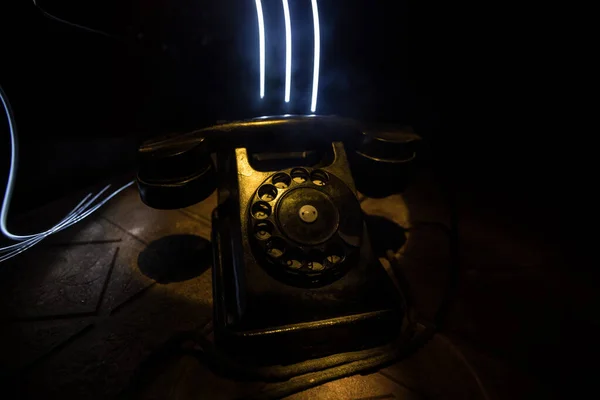 老黑色电话在老木板与艺术黑暗的背景与雾和色调的光 空旷的空间 选择性对焦 — 图库照片