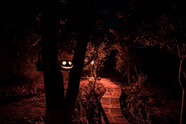 Queima Abóbora Floresta Noite Assustador Jack Lanterna Sorrindo Abóbora Brilhante — Fotografia de Stock