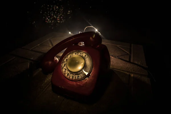 Старый Красный Телефон Гранж Каменной Поверхности Искусством Темный Фон Туманом — стоковое фото