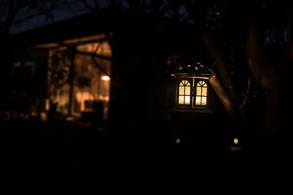 Mooie Kleurrijke Verlicht Lamp Tuin Mistige Nacht Retro Stijl Lantaarn — Stockfoto