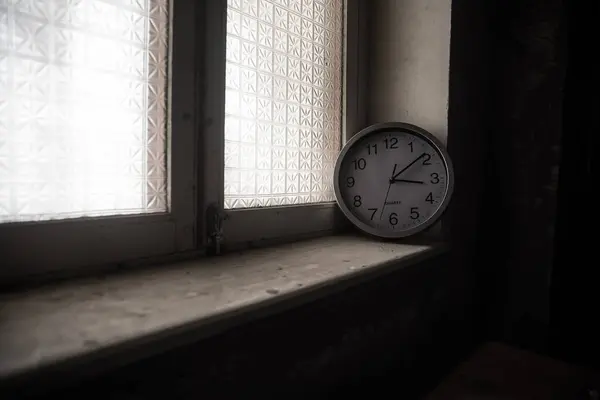 Time Concept Old Rustic Wall Clock Grunge Dirty Windowsill Studio — Stockfoto