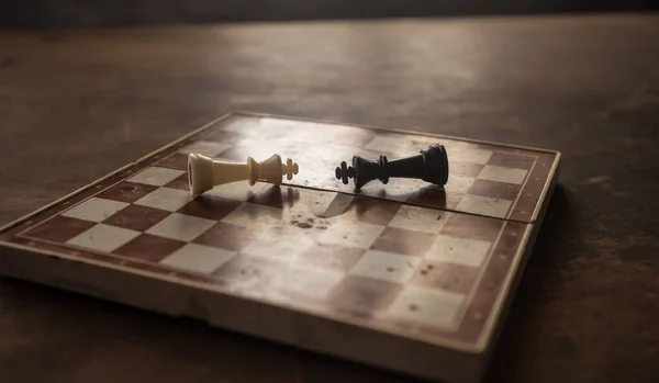 棋盘游戏理念的商业理念 竞争和策略 国际象棋在黑漆漆的背景上 烟雾弥漫 有选择的重点 — 图库照片