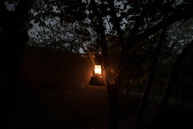 Güzel renkli bahçe lambası gece ışıklı. Retro tarzı fener gece açık. Seçici odak