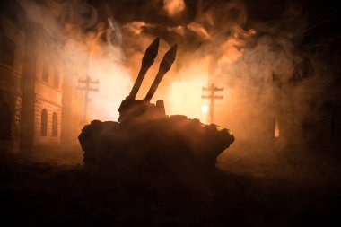 Ateş bulutlu roket fırlatma. Savaş sahnesinde roket füzeleri ve savaş başlığıyla Kasvetli Gökyüzüne nişan alınmıştı. Askerler ve Roketler Savaş Alanı. Seçici odak