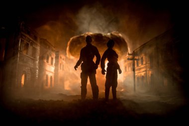 Nükleer savaş kıyameti ve ölüm konseptine kadar aşk. Atom savaşı sırasında romantik bir çift. Karanlıkta yaratıcı sanat dekorasyonu. Seçici odak