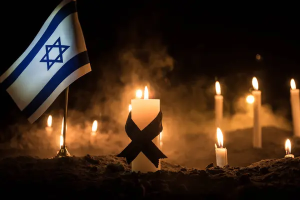 Israele Bandiera Sfondo Scuro Bruciante Con Candela Attacco Israele Lutto Immagine Stock