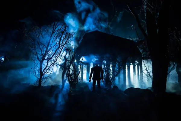 Egy Ember Sziluettje Áll Sötét Erdőben Fénnyel Horror Halloween Koncepció Stock Kép