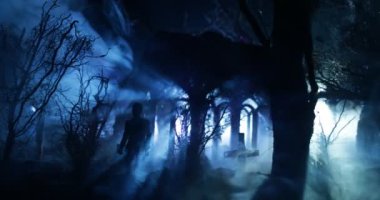 Ormandaki korkunç hayalet ve perili ev. Cadılar Bayramı geçmişi.