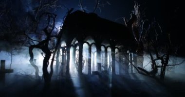 Mezarlıktaki ürkütücü korku gecesi. Cadılar Bayramı konsepti.