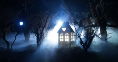 Korkunç siste ışık saçan Cadılar Bayramı ürkütücü evi.