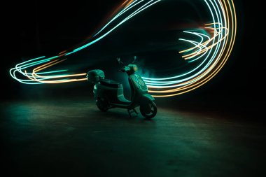 Mobilet minyatür silueti koyu arkaplanda ışıkla duruyor. Seçici odak