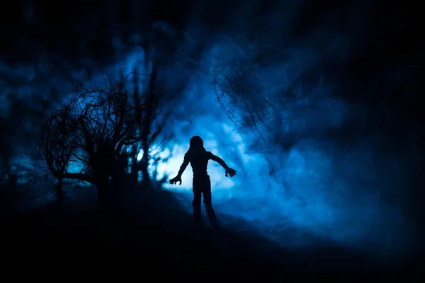 Silhouette Einer Person Die Dunklen Wald Mit Licht Steht Horror Stockbild