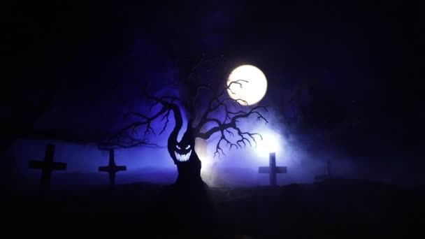 Силует Страшного Хеллоуїна Темному Туманному Тонованому Фоні Місяцем Зворотному Боці — стокове відео
