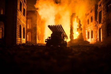 Roketler ateş bulutlarıyla fırlatılıyor. Savaş sahnesinde roket füzeleri ve savaş başlığıyla Kasvetli Gökyüzüne nişan alınmıştı. Askerler ve Roketler Savaş Geçmişi. Seçici odak