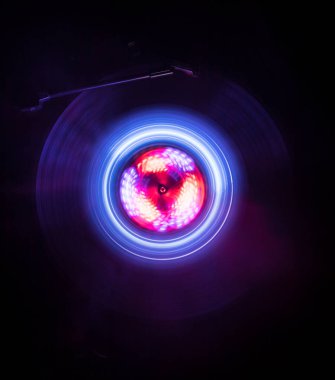 Müzik Dj konsepti. Yangın ve duman vinil kayıt üzerinde iz. Vinil disk yazma. Pikap vinil plak çalar koyu arka plan üzerinde. Seçici odak