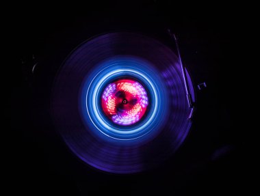 Müzik Dj konsepti. Yangın ve duman vinil kayıt üzerinde iz. Vinil disk yazma. Pikap vinil plak çalar koyu arka plan üzerinde. Seçici odak