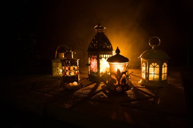 Arap çayı bardakta, doğu aperatifleriyle birlikte koyu arkaplanda, ışık ve dumanlı taş bir zemin üzerinde. Doğu çay konsepti. Seçici odak.