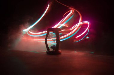 Kum saati iş bitimi, aciliyet ve zaman tükenmesi konsepti gibi. Kum saati, arka planda kalan kum saati son dakika ya da son dakika molasını gösteriyor. Kopyalama alanı ile.