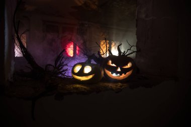 Geceleri mistik evin penceresinde korkunç Cadılar Bayramı balkabağı ya da pencereli terk edilmiş bir odada Cadılar Bayramı kabağı. Seçici odak