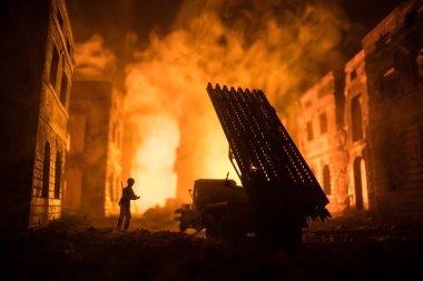 Ateş bulutlu roket fırlatma. Savaş sahnesinde roket füzeleri ve savaş başlığıyla Kasvetli Gökyüzüne nişan alınmıştı. Askerler ve Roketler Savaş Alanı. Seçici odak