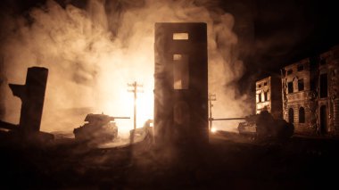 Savaş Konsepti. Askeri siluetler savaş sisli gökyüzü arka planında savaş sahnesi, Dünya Savaşı Askerleri Silueti Bulutlu Gökyüzünün Altında Gece. Harap olmuş şehirde savaş. Seçici odak