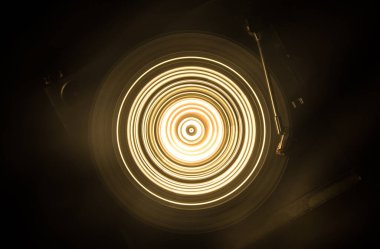 Müzik Dj konsepti. Yangın ve duman vinil kayıt üzerinde iz. Vinil disk yazma. Pikap vinil plak çalar koyu arka plan üzerinde. Seçici odak