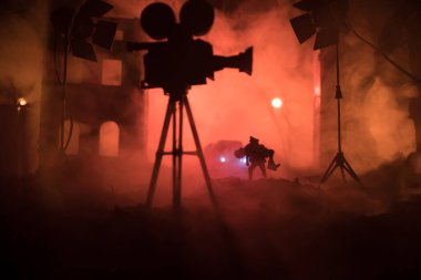 Aksiyon (Savaş) film konsepti. Yanmış şehirden küçük bir çocukla taşınan adam savaşta yok oldu. Askeri savaş siluetleri. Seçici odak