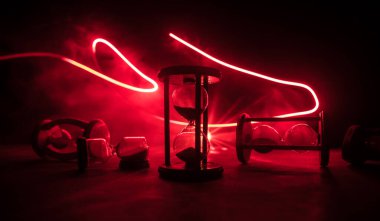 Kum saati iş bitimi, aciliyet ve zaman tükenmesi konsepti gibi. Kum saati, arka planda kalan kum saati son dakika ya da son dakika molasını gösteriyor. Kopyalama alanı ile.