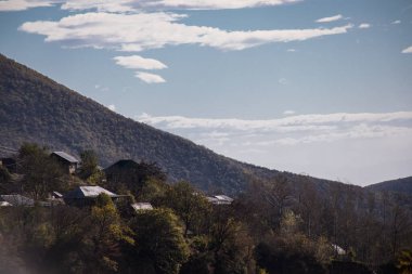 Binaları ve çitleri olan bir kır yolu. Azerbaycan köy bahçesi. Zaqatala Arabası.