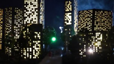 Yanmış şehrin boş caddesi, yerde alevler ve uzaktan dumanlar yükseliyor. Apokaliptik şehir manzarası felaket gibi. Kaydırıcı atışı. Gece sahnesi