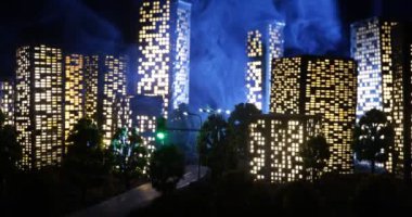 Yanmış şehrin boş caddesi, yerde alevler ve uzaktan dumanlar yükseliyor. Apokaliptik şehir manzarası felaket gibi. Kaydırıcı atışı. Gece sahnesi