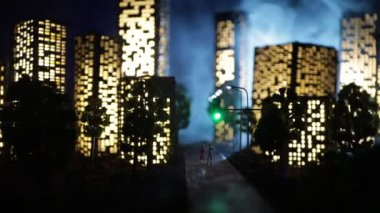 Yanmış şehrin boş caddesi, yerde alevler ve uzaktan dumanlar yükseliyor. Apokaliptik şehir manzarası felaket gibi. Kaydırıcı atışı. Gece sahnesi