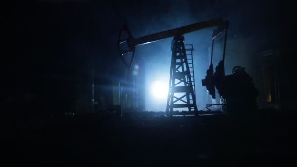 Нефтяная Вышка Ярко Освещенная Промышленная Площадка Рядом — стоковое видео