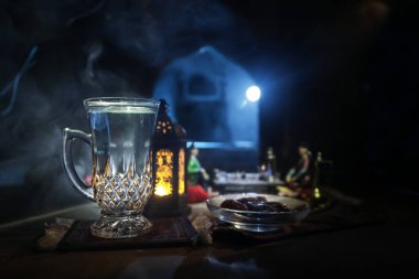 Pencere ve sütunları olan gerçekçi bir Arap iç mimarisi. Gündoğumundan önce Suhur adı verilen yemekler servis edilir. Kutlama kartı, Müslüman kutsal ayı için davetiye Ramazan Kareem. Seçici odak